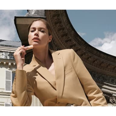 L'Oreal Paris Color Riche Ultra-Matte Nude Lipstick 02 No Cliche view 4