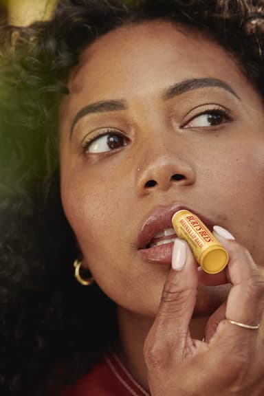 Burt's Bees 100% Natural Moisturising Lip Balm Pack of 2 Beeswax, 2 Tubes in Blister Box, 8.5 g view 3